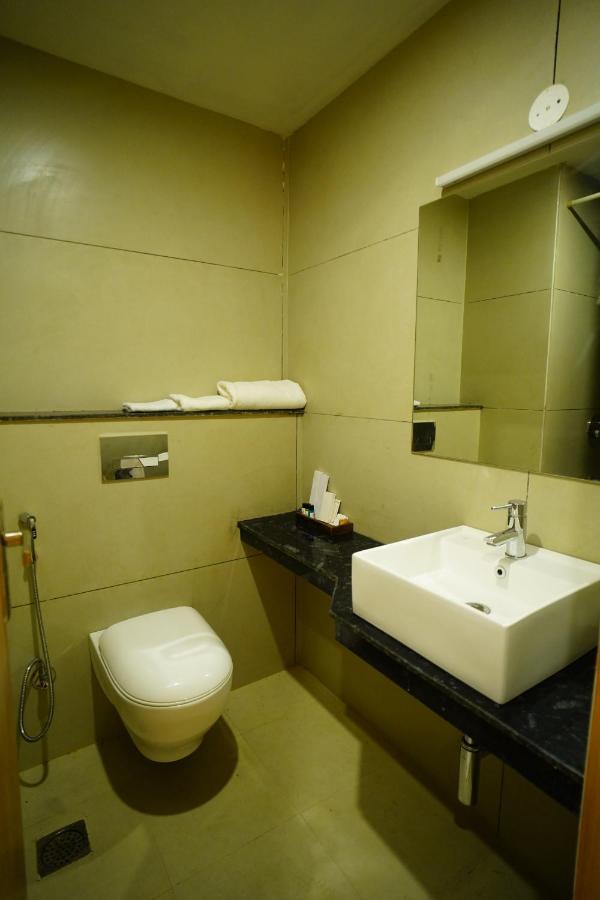 Hotel Rr Galaxy Gurgaon Exterior foto
