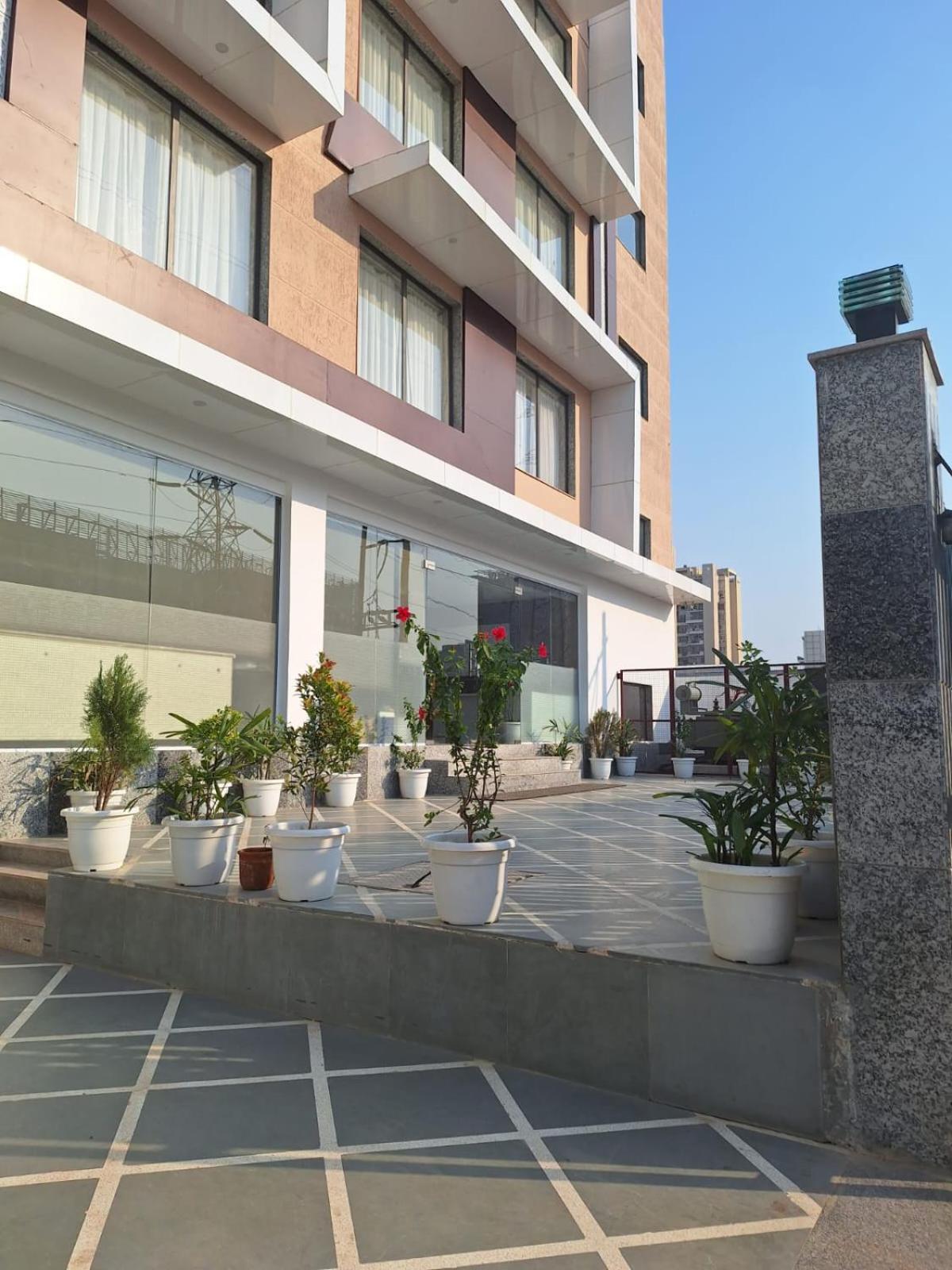 Hotel Rr Galaxy Gurgaon Exterior foto