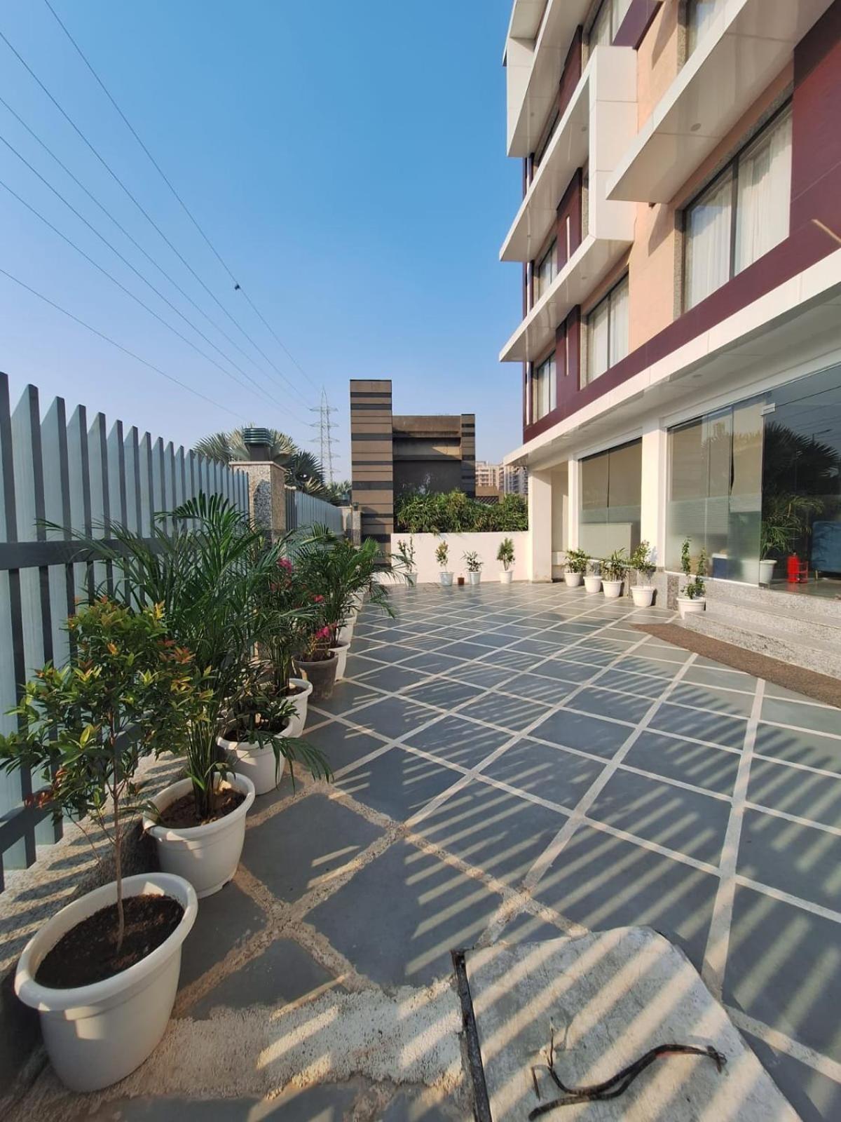 Hotel Rr Galaxy Gurgaon Exterior foto