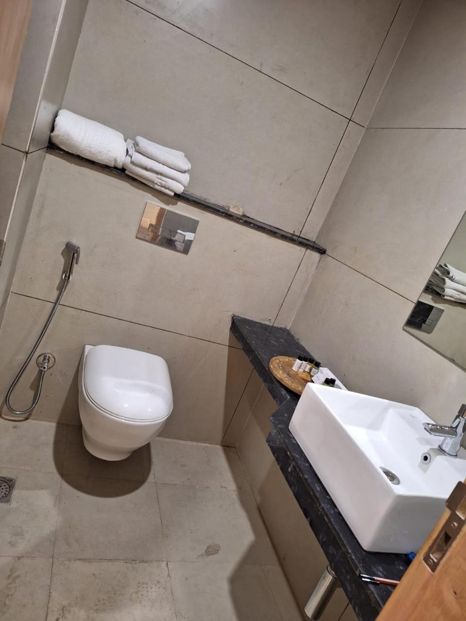 Hotel Rr Galaxy Gurgaon Exterior foto